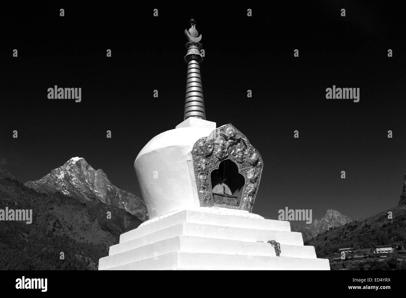 Buddhistische Stupa und Gebetsfahnen, Chineplung Dorf, Sagarmatha Nationalpark, Solukhumbu Bezirk, Khumbu-Region Ost-Nepal Stockfoto