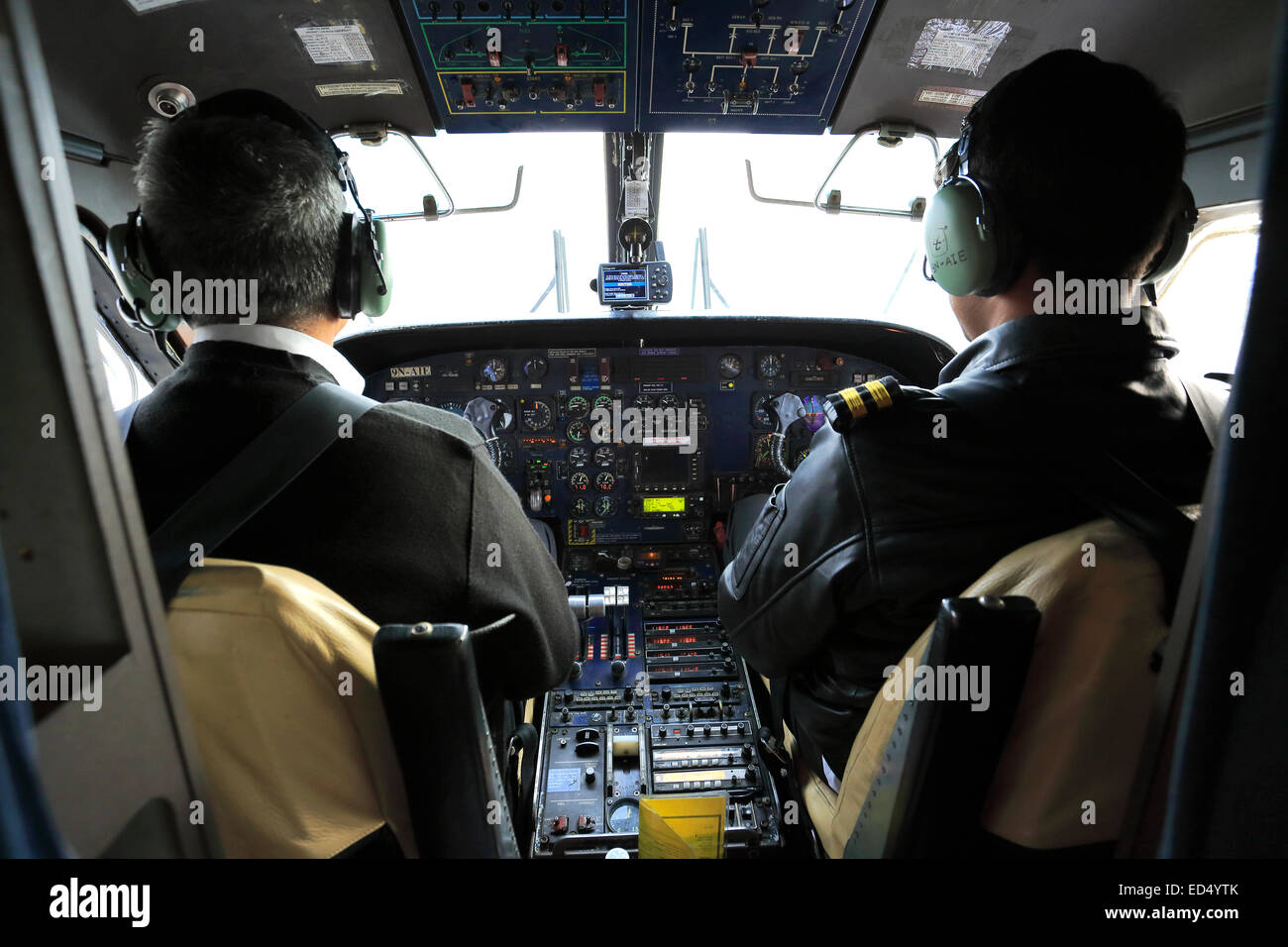 Piloten in einem Propellerflugzeug fliegen nach Lukla Tenzing Hillary Airport mit dem dramatischen, Himalaja, Himalaya, Nepal, A Stockfoto