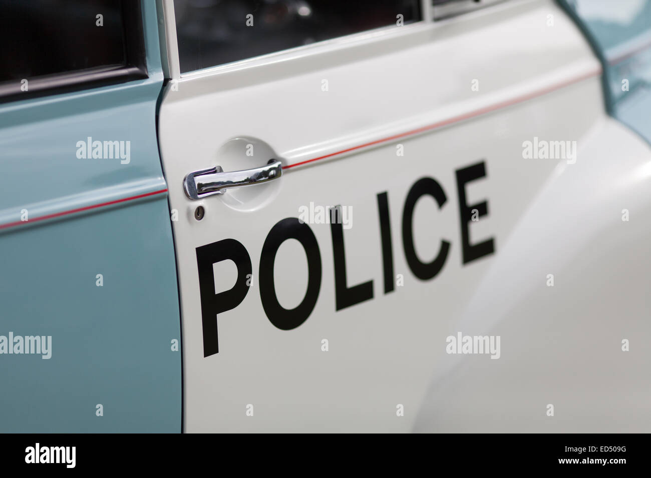 Polizei-Zeichen geschrieben, auf der ein Vintage classic Polizeiauto Stockfoto