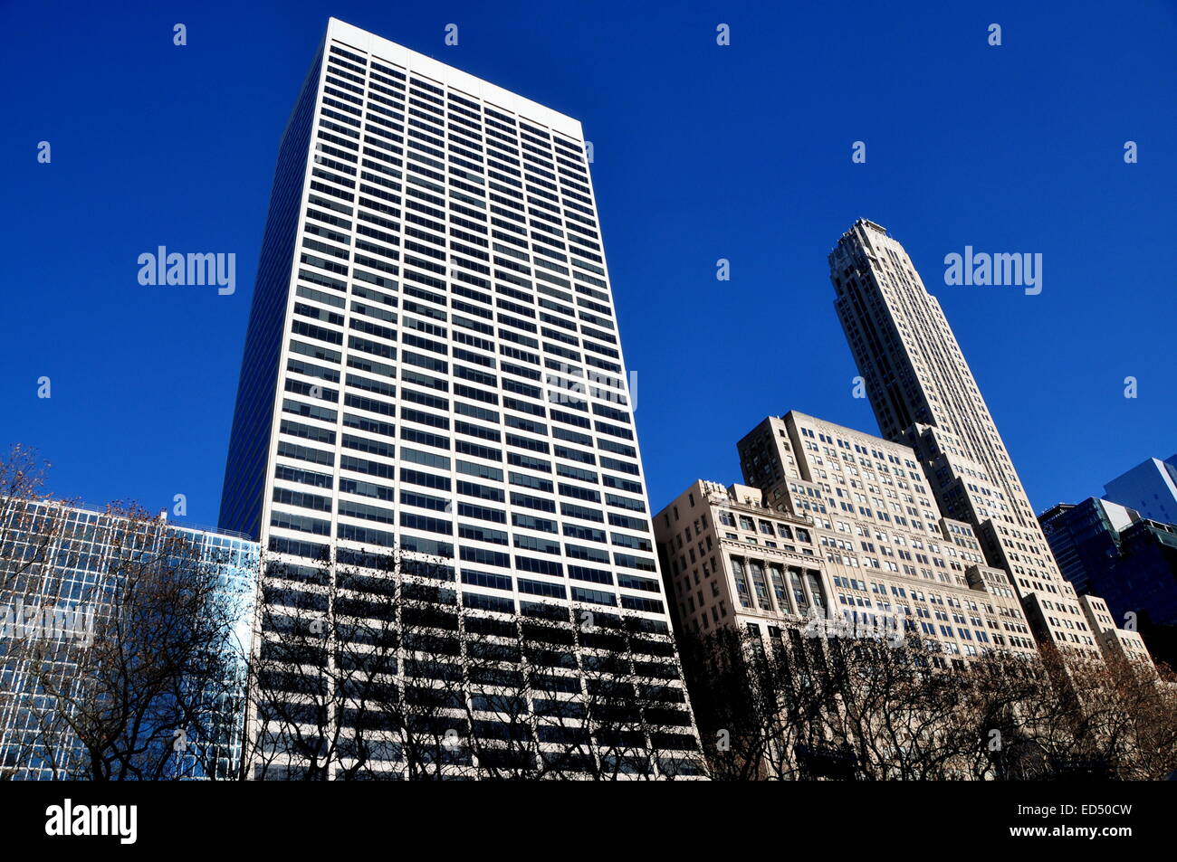 NYC: Corporate Turm West 42nd Street und 500 Fifth Avenue (Gebäude auf der rechten Seite) an der West 42nd Street mit Blick auf Bryant Park Stockfoto