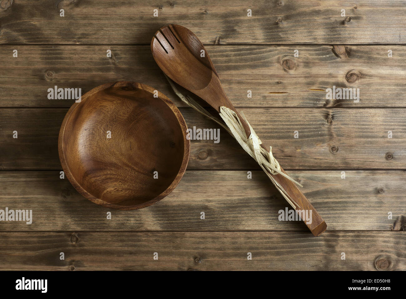 hölzernes Geschirr Schüssel und Löffel auf dem Tisch Stockfoto