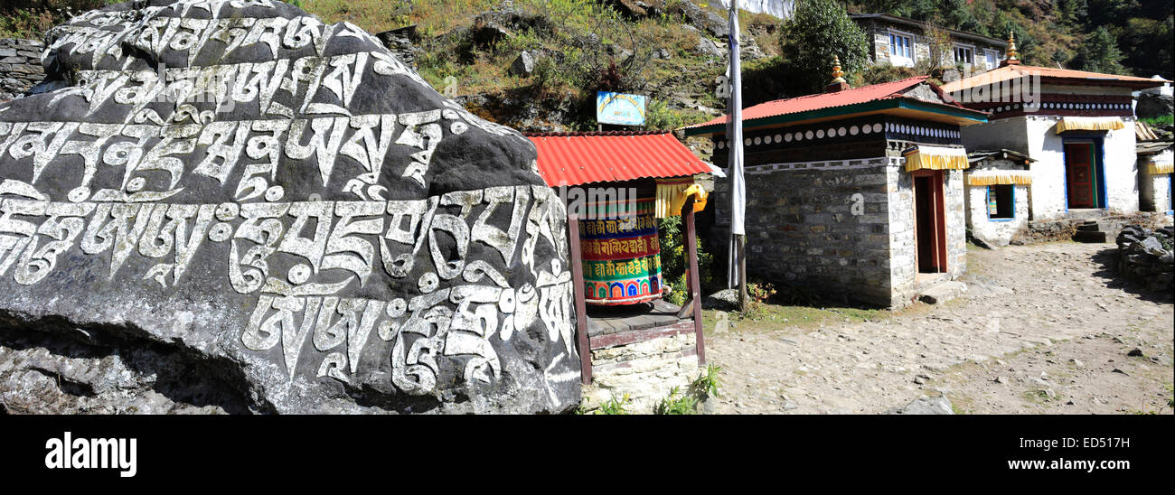 Mani-Stein-Gebet Wand, buddhistische Stupa und Gebetsfahnen, Ghat, Sagarmatha Nationalpark, Solukhumbu Ortsteil, Khumbu Stockfoto