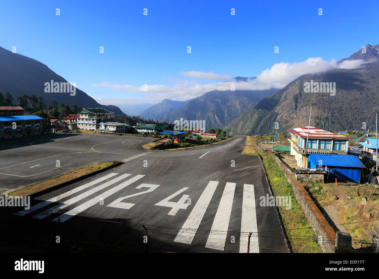 Propellerflugzeug abheben von Lukla Tenzing Hillary Airport, dramatische Berge Start-und Landebahn im Himalaya, Khumbu Himal, Nepal Stockfoto
