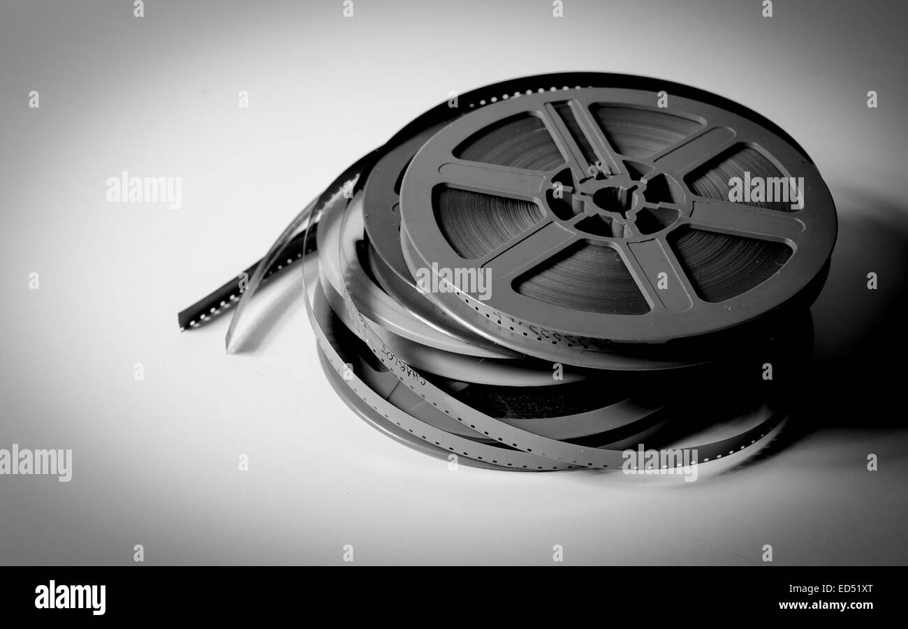 Haufen von grau, blau, gelb und lila 8mm super8 Film Rollen auf weißem Hintergrund, Vintage-Look und schwarz / weiß Stockfoto