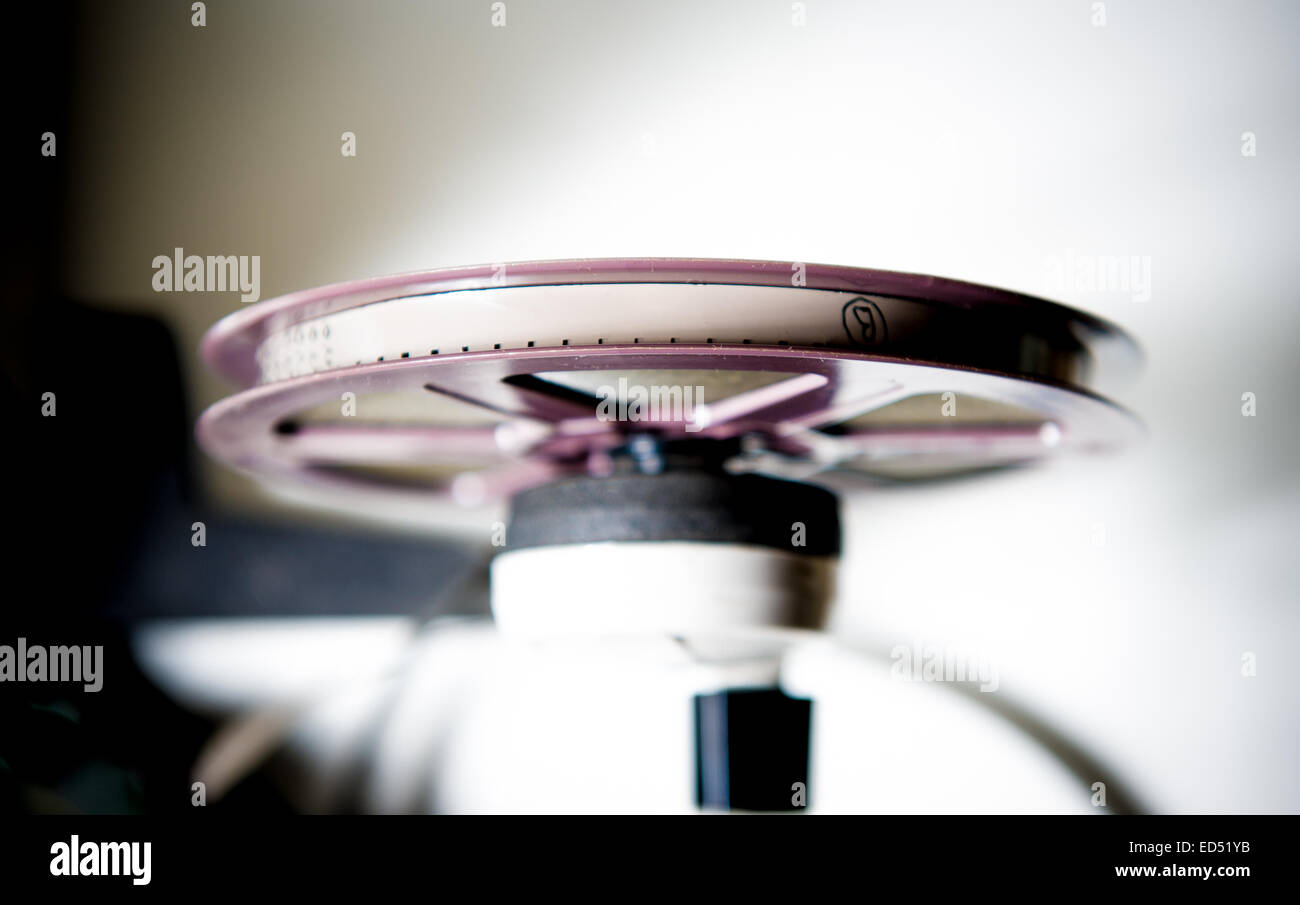 8mm super8 violett Spule montiert auf einer Bearbeitung Maschine, Ansicht von oben mit ausgewählten Fokus Stockfoto