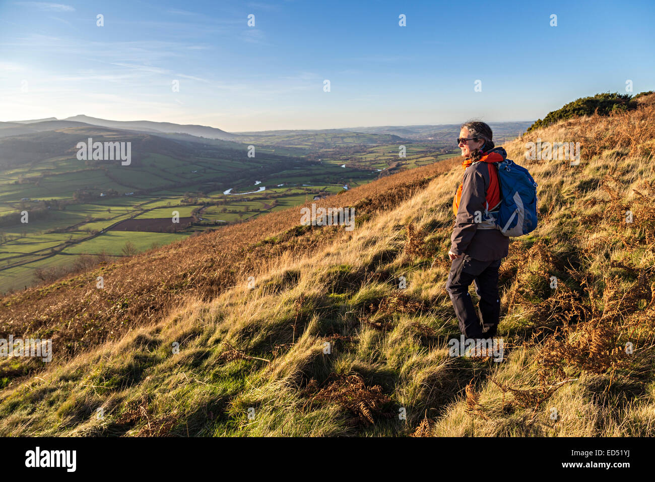 Frau Wanderer auf Alt yr Esgair mit Blick auf die Usk Valley, South Wales, UK Stockfoto