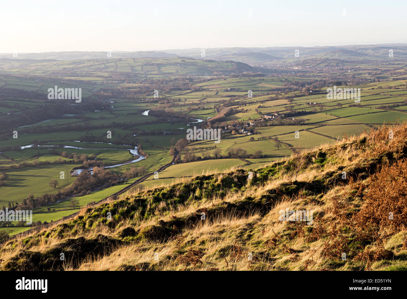 Erdarbeiten der Eisenzeit Hügel Fort oder verteidigt Gehäuse, Alt yr Esgair mit Blick auf die Usk Valley, South Wales, UK Stockfoto