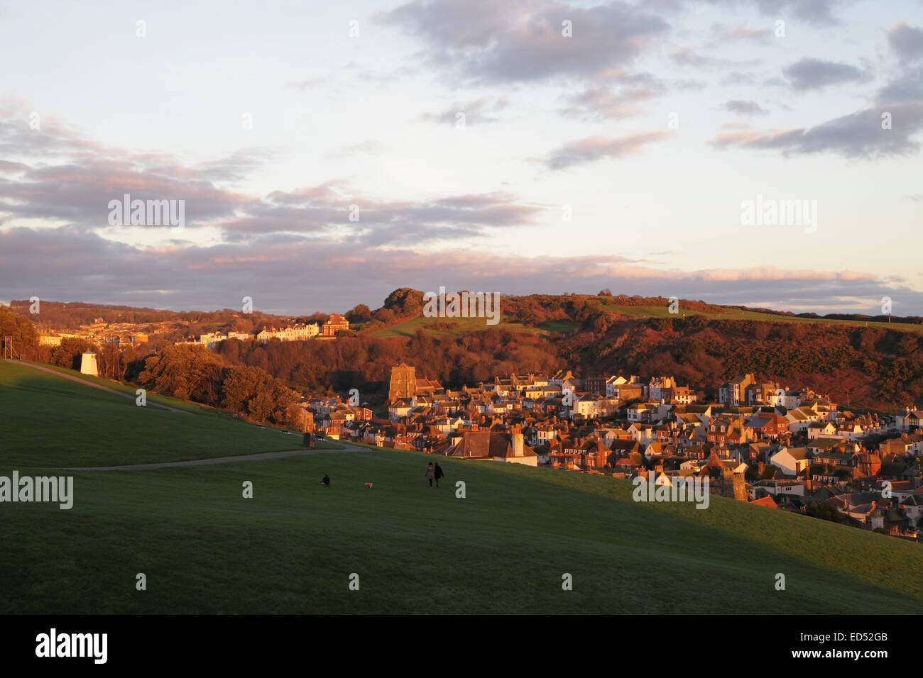 Blick auf Hastings Altstadt, eingebettet in das Tal bei Sonnenuntergang am Heiligabend 2014 England Stockfoto