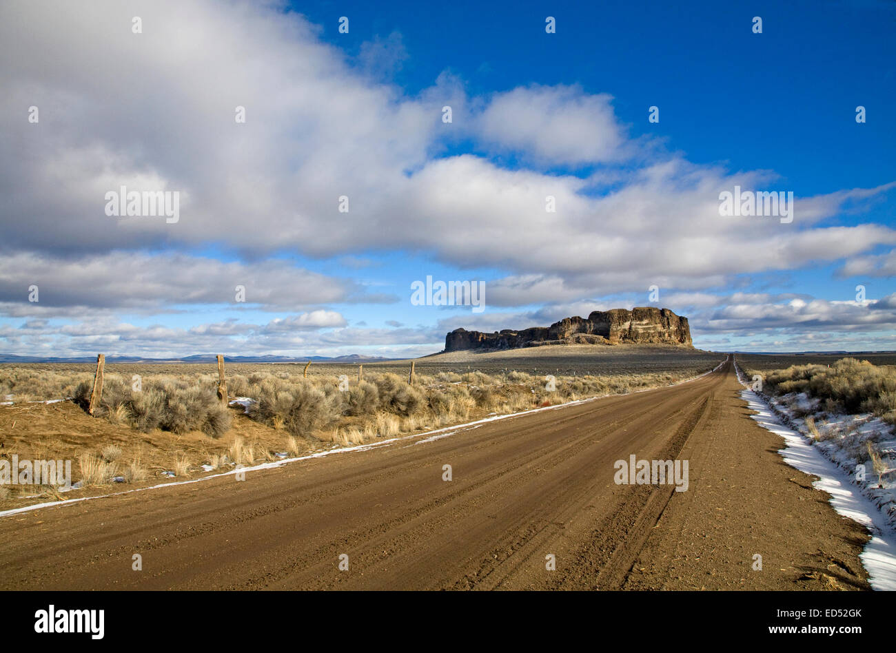 Eine einsame Straße am Fort Rock Naturschutzgebiet, ist eine vulkanische Hebung in der Wüste von Oregon Outback, Zentral-Oregon. Stockfoto