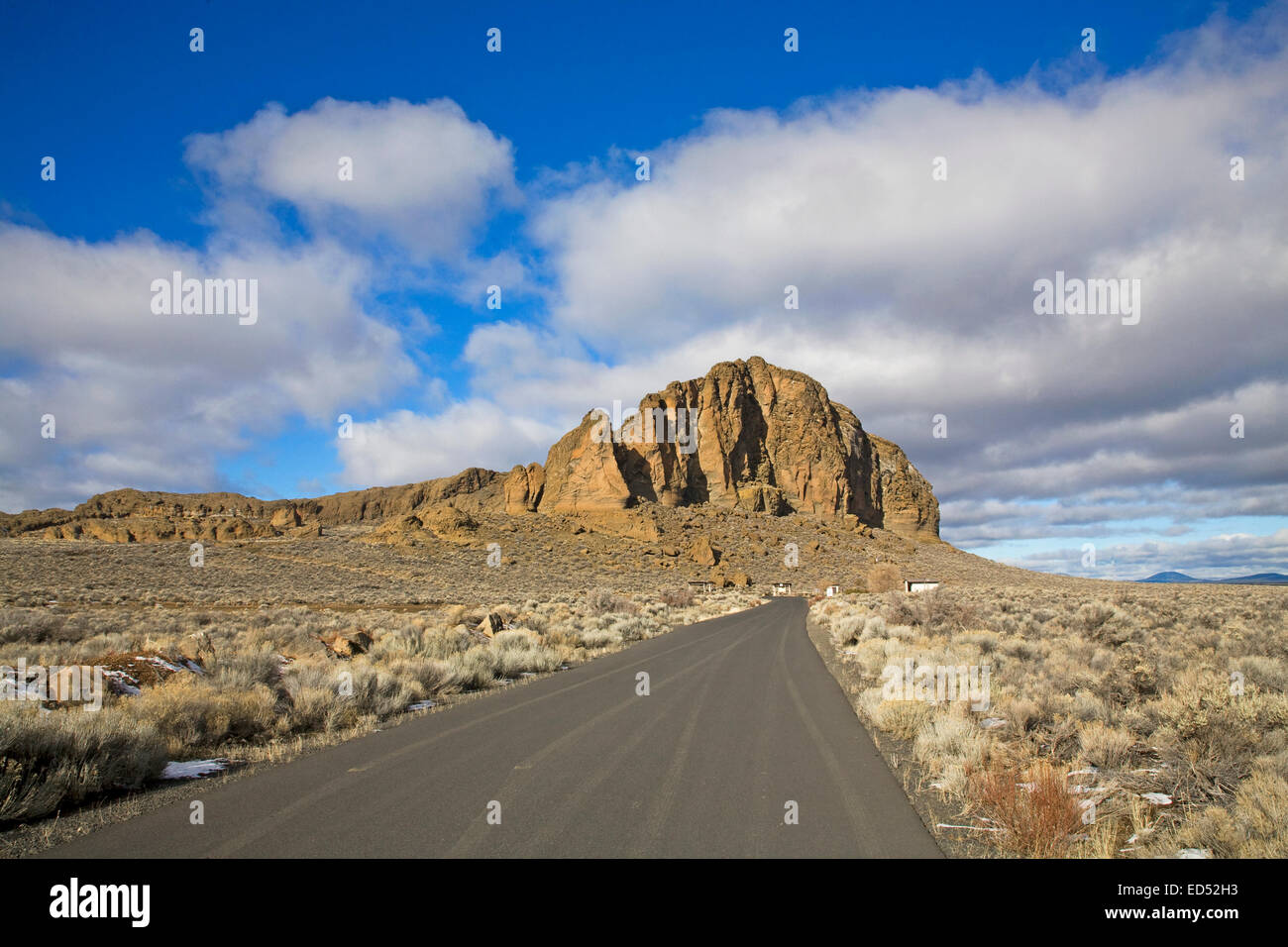 Eine einsame Straße am Fort Rock Naturschutzgebiet, ist eine vulkanische Hebung in der Wüste von Oregon Outback, Zentral-Oregon. Stockfoto