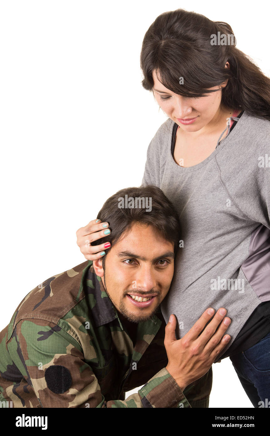 glücklich stolz Militär Soldat umarmt schwangere Frau Stockfoto