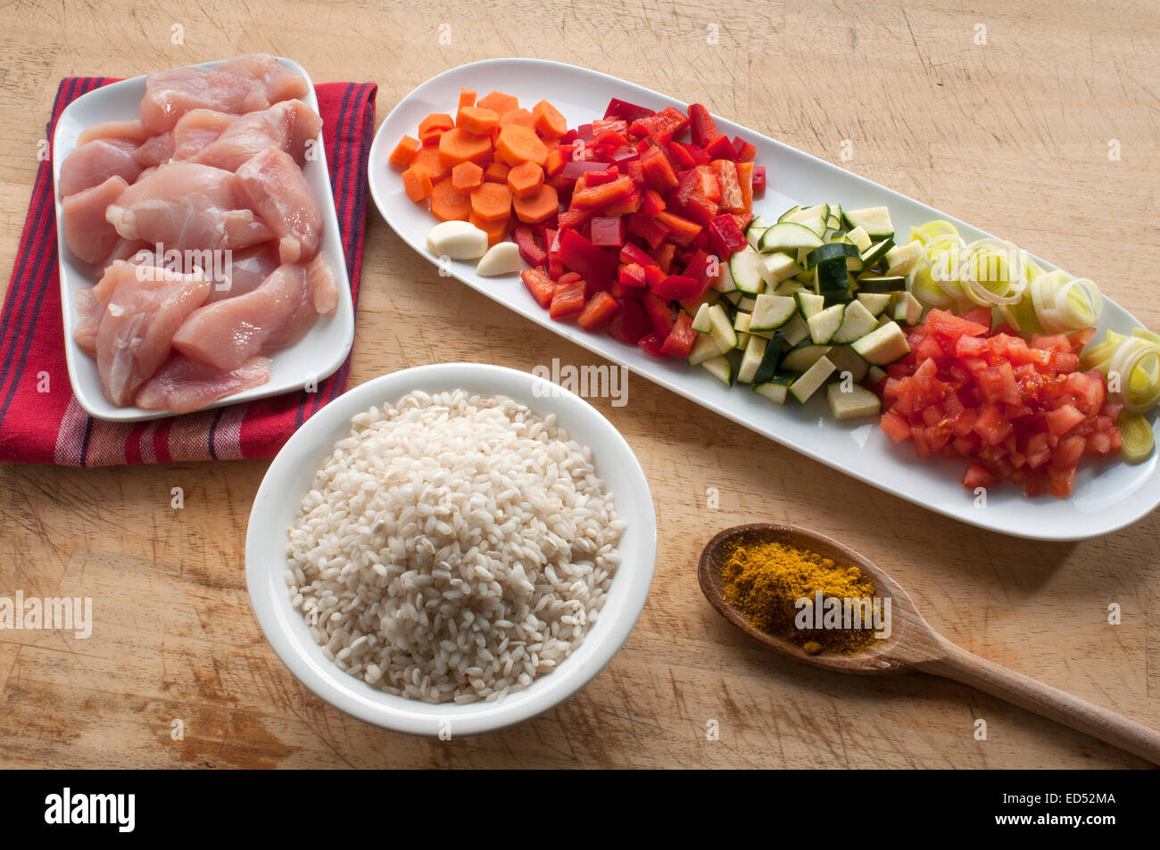 Zutaten bereiten Huhn curry mit Gemüse Stockfoto