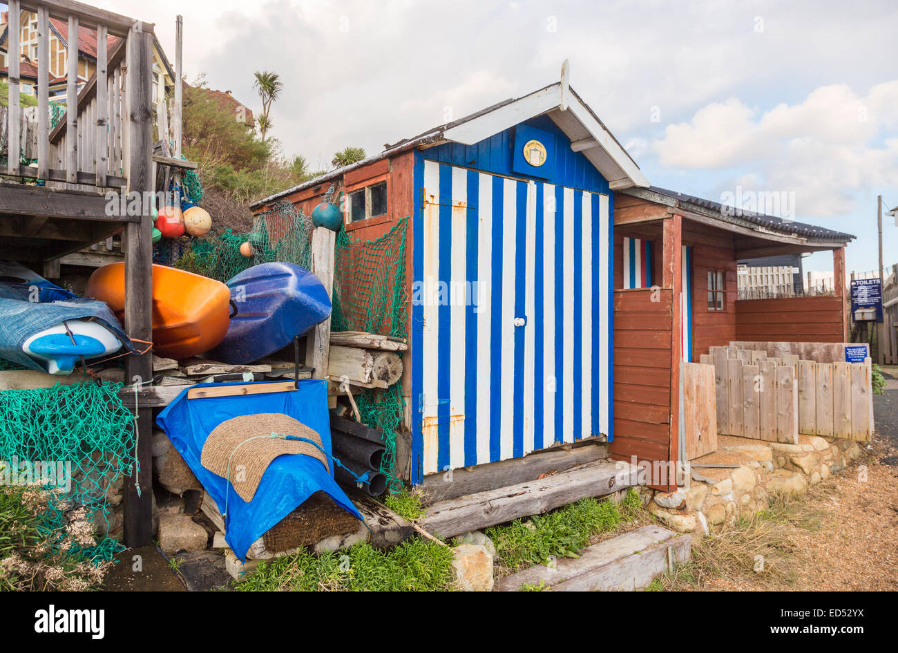 Strandhütte mit blau-weiß gestreiften Türen Steephill Cove, einer Bucht in der Nähe von Ventnor, Isle Of Wight, Hampshire, UK Stockfoto