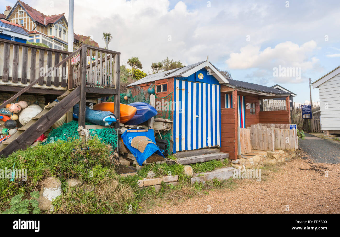 Strandhütte mit blau-weiß gestreiften Türen Steephill Cove, einer Bucht in der Nähe von Ventnor, Isle Of Wight, Hampshire, UK Stockfoto