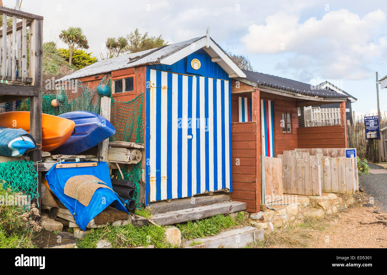 Strandhütte mit blau-weiß gestreiften Türen Steephill Cove, einer Bucht in der Nähe von Ventnor, Isle Of Wight, Hampshire, UK Stockfoto