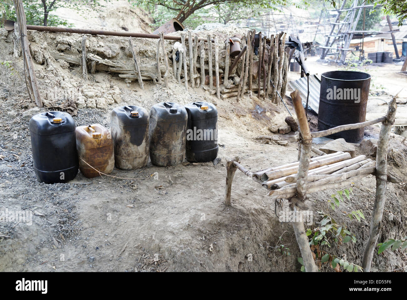 Kanister Heizöl enthält traditionelle Bergbau im Unterbezirk Kedewan,  Bojonegoro, Indonesien Stockfotografie - Alamy