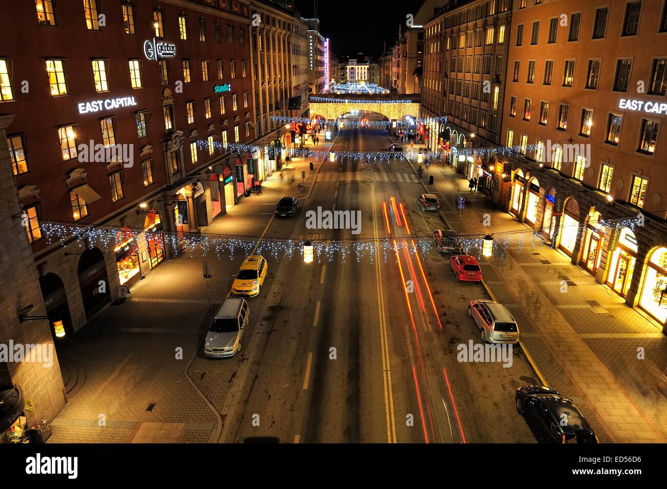 Stockholm, Schweden - 7. Dezember 2013: Nachtverkehr auf Kungsgatan im Zentrum von Stockholm. Autos, Fußgänger, taxis in Verkehr clos Stockfoto