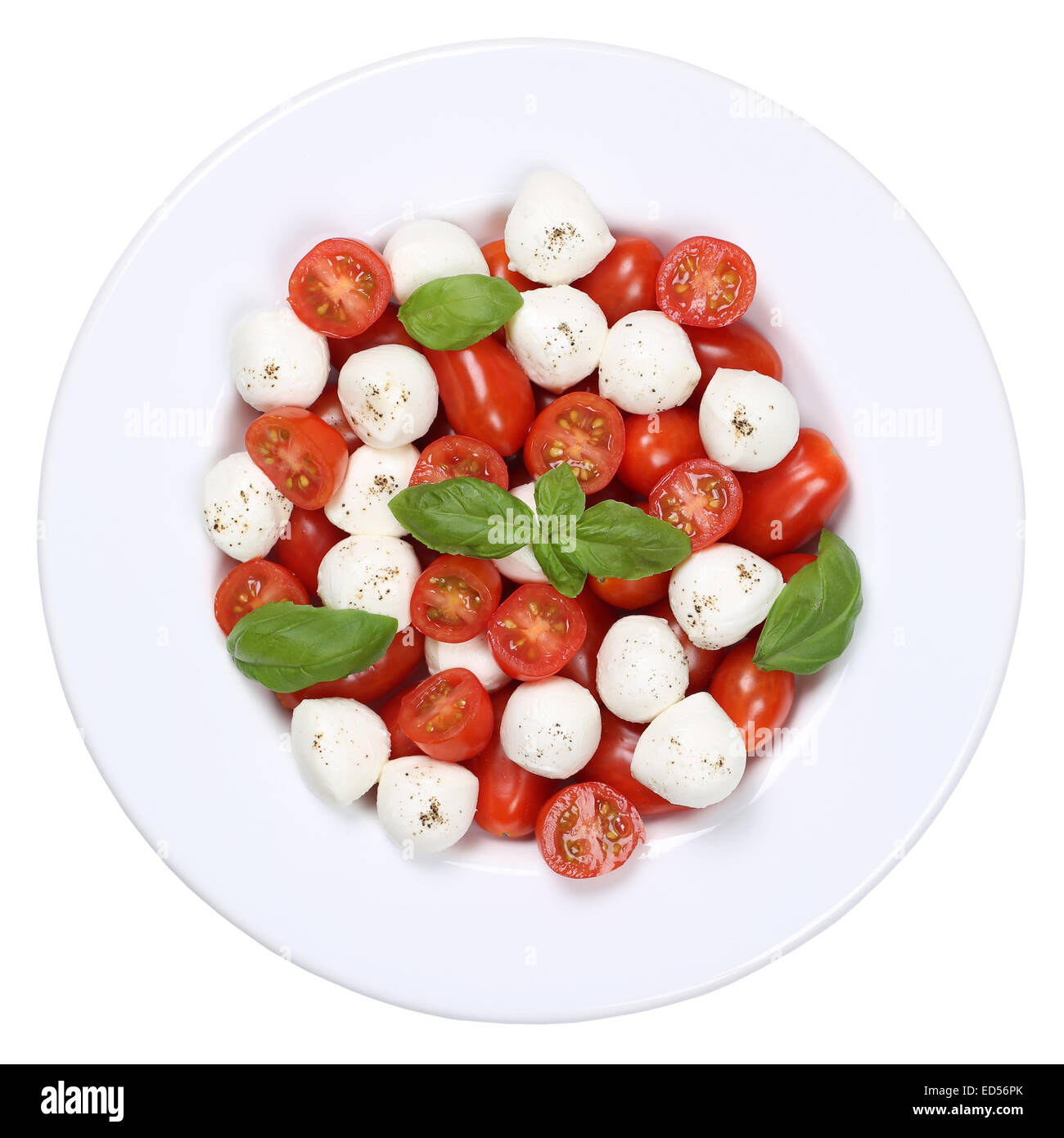 Caprese-Salat mit Cocktailtomaten und Mozzarella von oben isoliert auf weißem Hintergrund Stockfoto