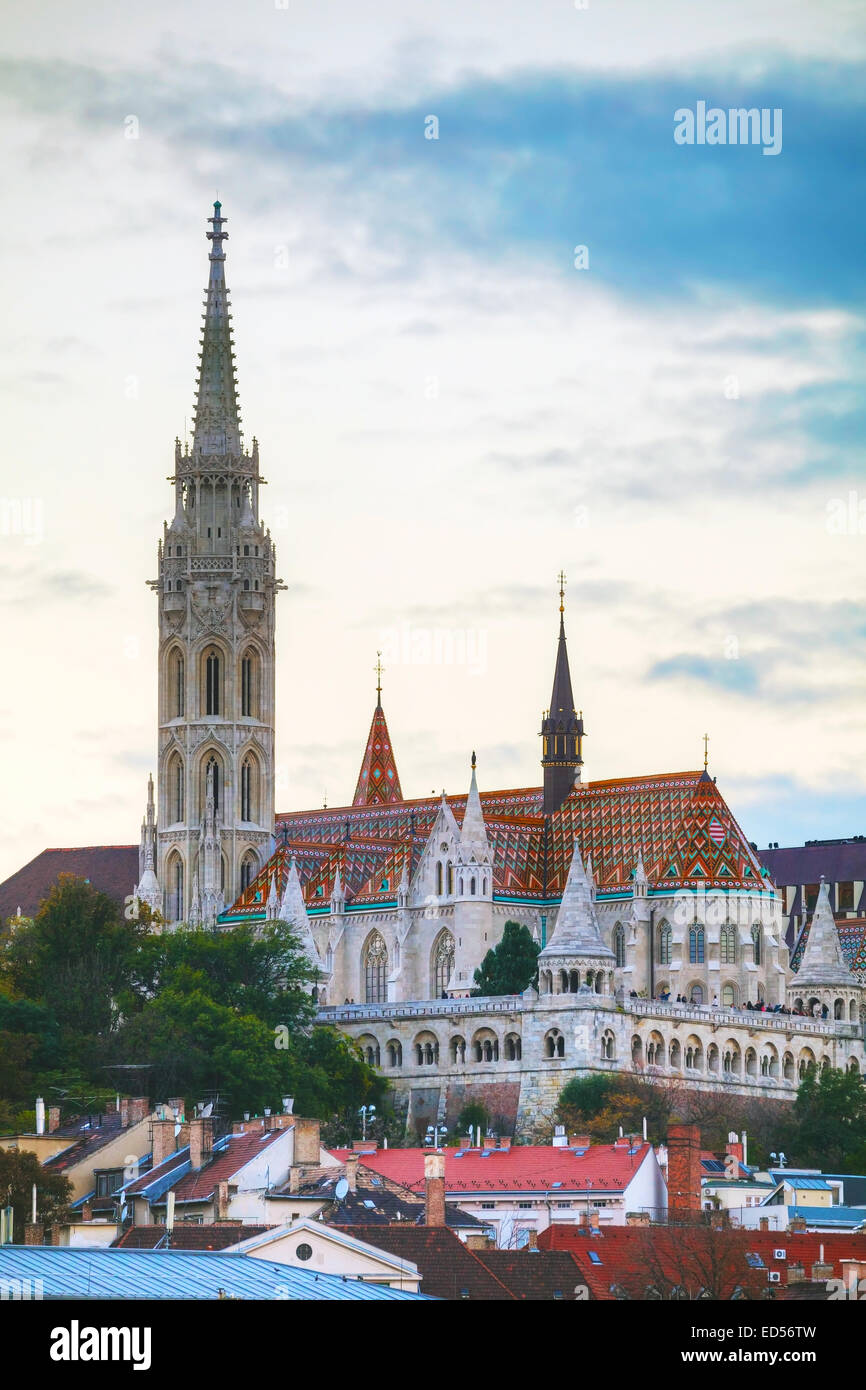 Matthiaskirche in Budapest, Ungarn am Abend Stockfoto