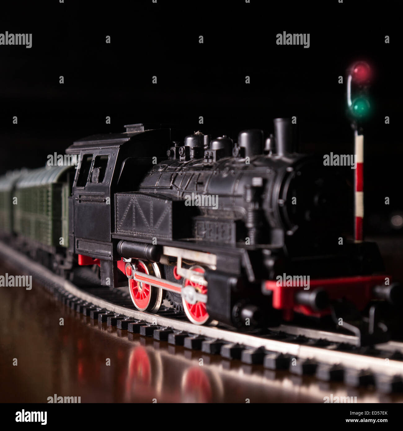 Modellbahn mit Dampflokomotive bei Nacht Stockfoto