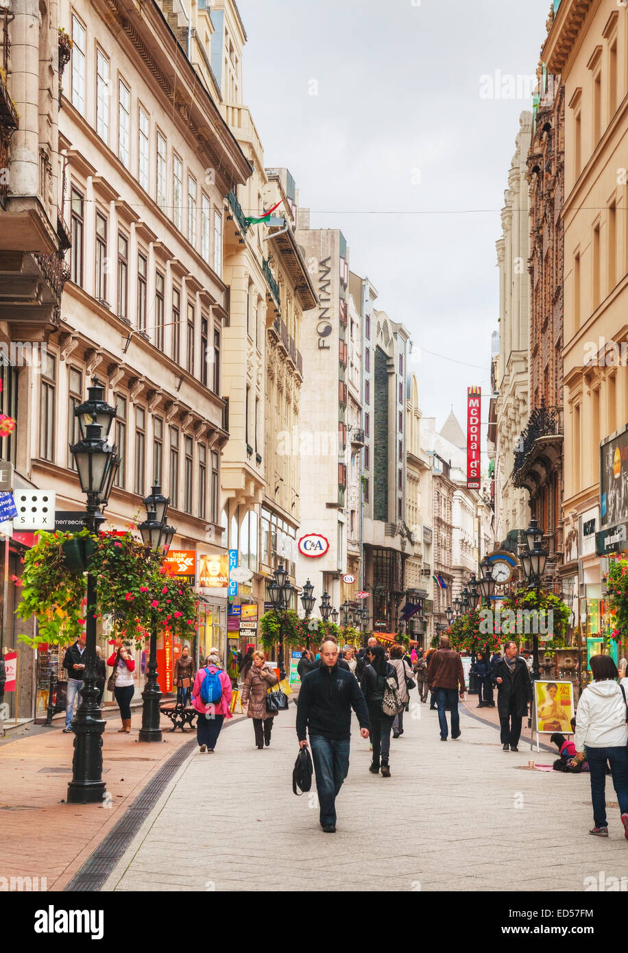 BUDAPEST - 22. Oktober: Vaci Straße mit Touristen am 22. Oktober 2014 in Budapest, Ungarn. Stockfoto