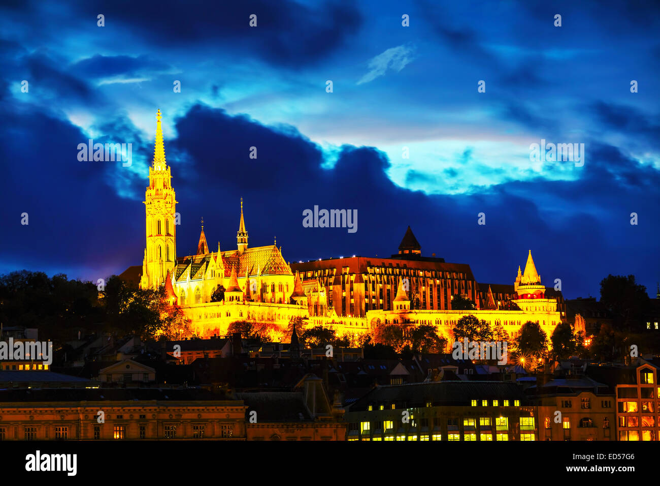 Alt Budapest mit Matthiaskirche in der Nacht Stockfoto