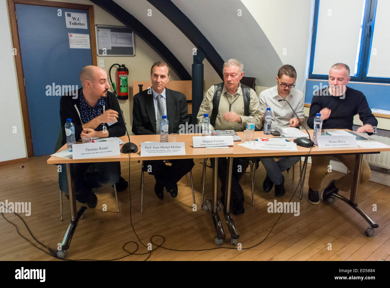 Brüssel, Belgien, HIV-Präventionskonferenz über PREP, Präexpositionsprophylaxe, L'Observatoire du Sida et des sexualités, Präsentation "Jean-Michel Molina", IPERGAY AIDS-Studie, Diskussionsrunde, wissenschaftliche Konferenz, Gesundheitspersonal im Gespräch mit der Öffentlichkeit, Prep Pre Expositionsprophylaxe HIV-Präventionsaktivisten [WP] Männer im Gespräch, französische Menschen in hiv AIDS Brainstorming, Stockfoto