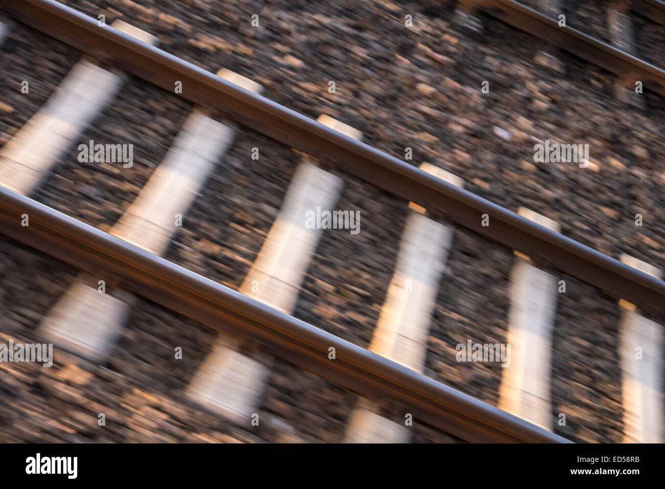 Draufsicht auf Schienen während der Fahrt Stockfoto