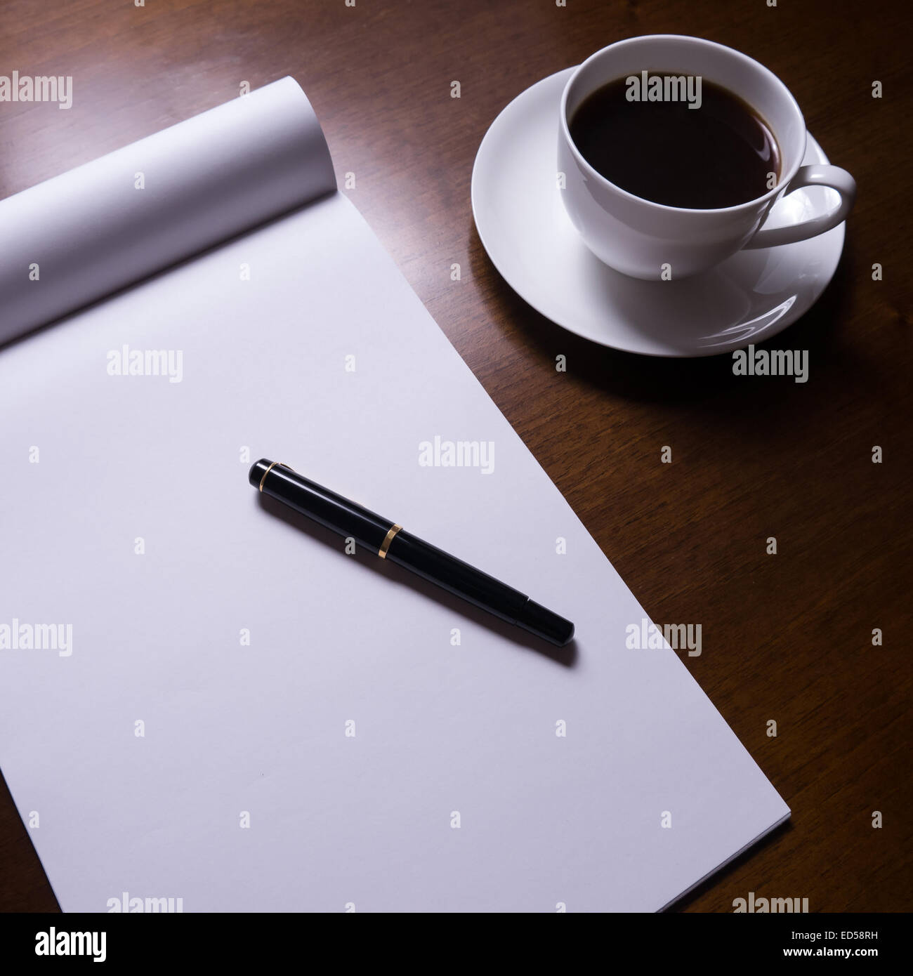 Schreibtisch mit Füllfederhalter, Blatt Papier, Tasse Kaffee Stockfoto