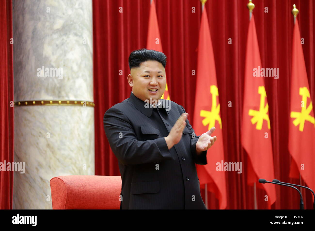 Pyongyang. 28. Dezember 2014. Foto zur Verfügung gestellt von Korean Central News Agency (KCNA) am 28. Dezember 2014 zeigt eine Zeremonie in Anwesenheit von obersten Führer der Demokratischen Volksrepublik Korea (DVRK) Kim Jong Un am Samstag, die Partei und Staat Zitate an vorbildliche Beamten und verdiente Logistik Personal auf dem Gebiet der Fischerei von der Armee des koreanischen Volkes (KPA) zu vergeben. Kim Jong Un hielt eine Rede vor der Zeremonie. © KCNA/Xinhua/Alamy Live-Nachrichten Stockfoto