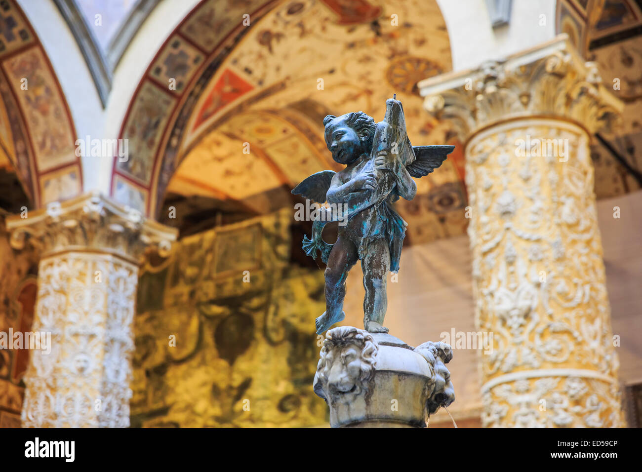 Statue des Putto mit Delphin, Palazzo Vecchio. Florenz, Italien Stockfoto