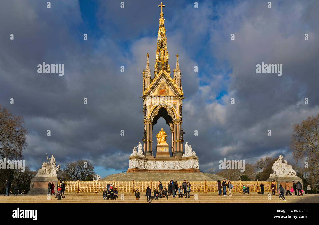 LONDON DAS ALBERT MEMORIAL UND BESUCHER AN EINEM WINTER-MORGEN Stockfoto