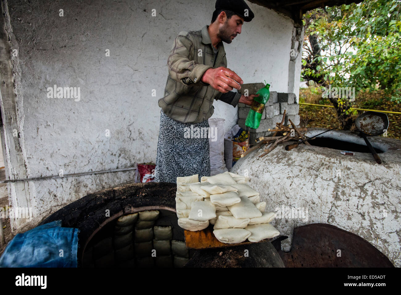 Traditionellen Familienbäckerei und ein kleines Restaurant mit Tandoor-Ofen, Lehmofen, wo Samsa, traditionellen usbekischen Gebäck mit Lamm Boden ein Stockfoto