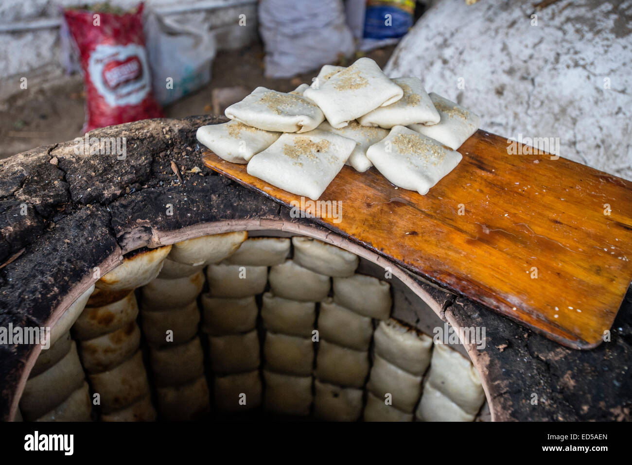 Traditionellen Familienbäckerei und ein kleines Restaurant mit Tandoor-Ofen, Lehmofen, wo Samsa, traditionellen usbekischen Gebäck mit Lamm Boden ein Stockfoto