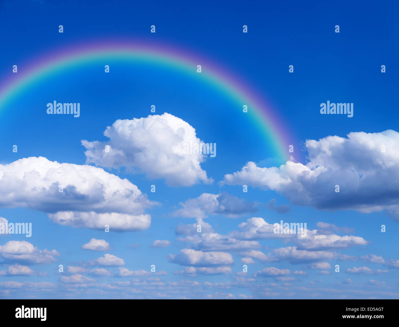 Regenbogen und bewölktem Himmel im Sommer Stockfoto