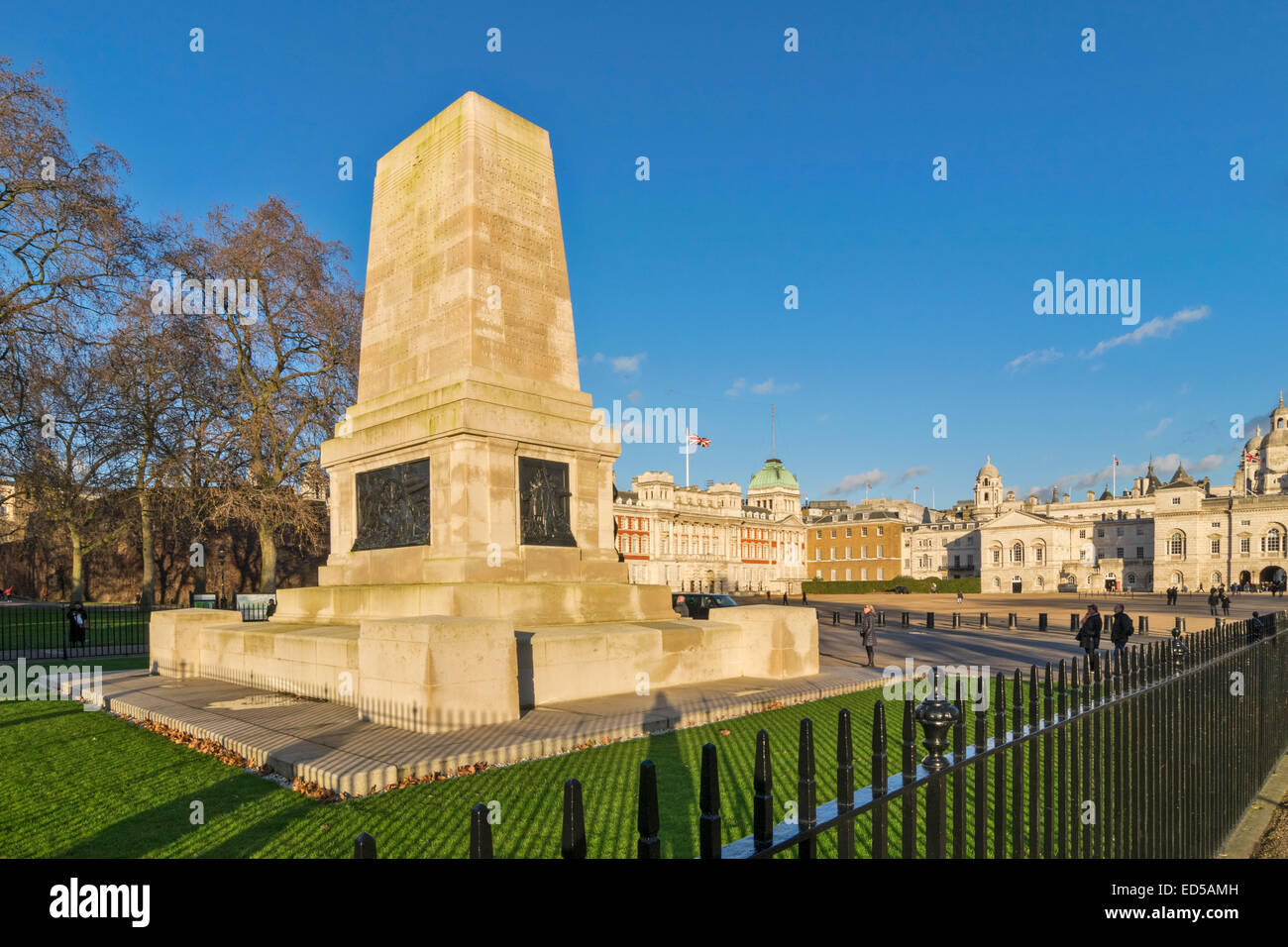 LONDON DAS WACHEN DENKMAL AUF HORSE GUARDS PARADE IM WINTER Stockfoto