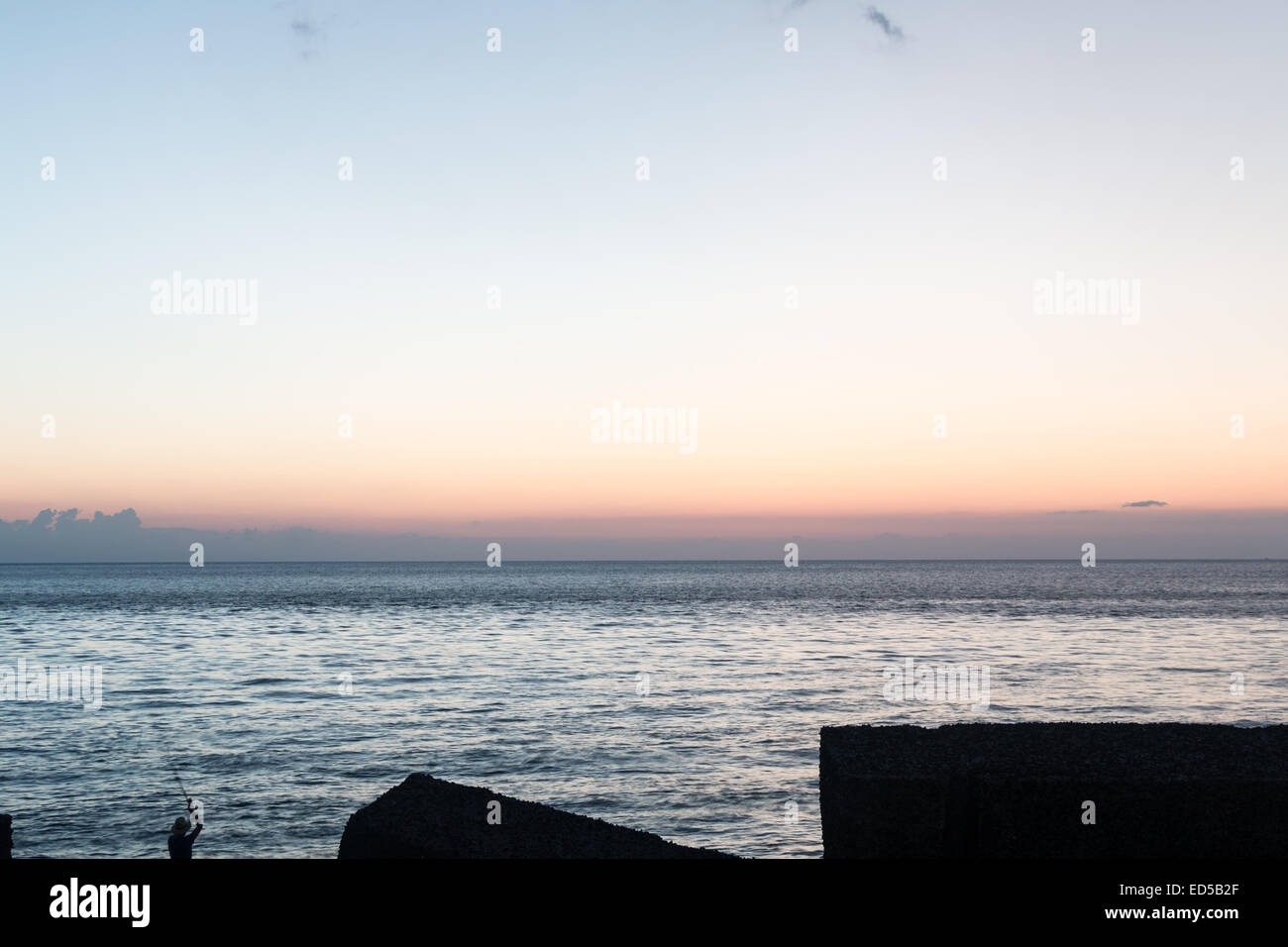 Fischer auf dem Pier platziert an einem Sonntagmorgen Stockfoto