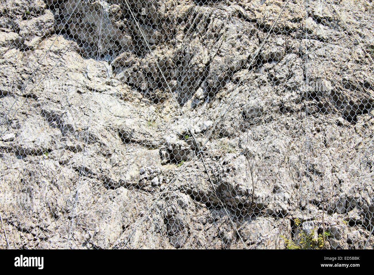 Felswand, die durch Metall Maschendraht geschützt Stockfoto