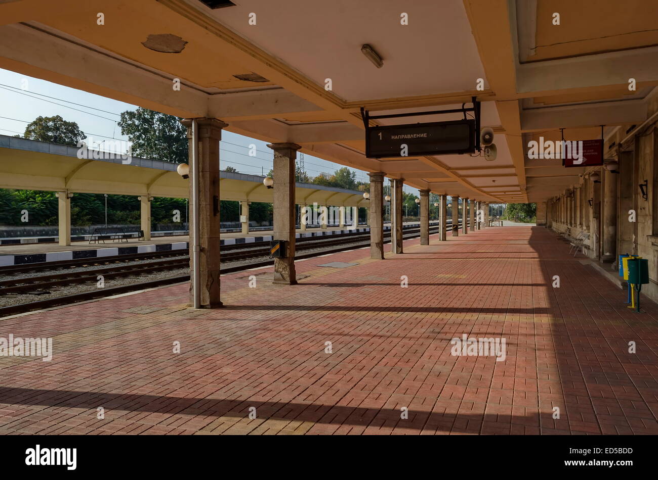 Renovierung von alten Bahnhof der Eisenbahn und Blick in die Plattform für Eingang und Ausgang der Vorortbahn Ruse, Bulgarien Stockfoto