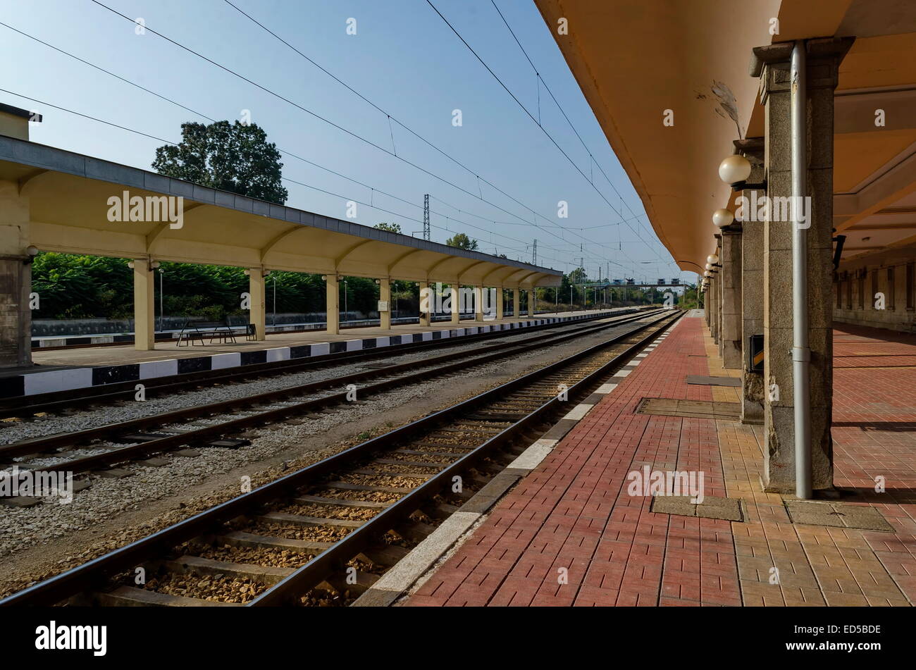 Renovierung von alten Bahnhof der Eisenbahn und Blick in die Plattform für Eingang und Ausgang der Vorortbahn Ruse, Bulgarien Stockfoto