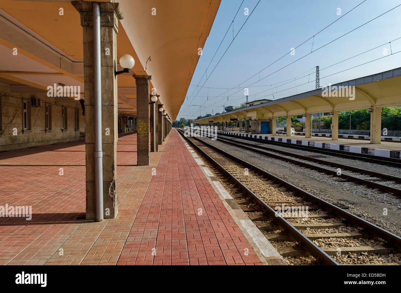 Renovierung von alten Bahnhof der Eisenbahn und Blick in die Plattform für Eingang und Ausgang der Vorortbahn Ruse, Bulgarien Stockfoto