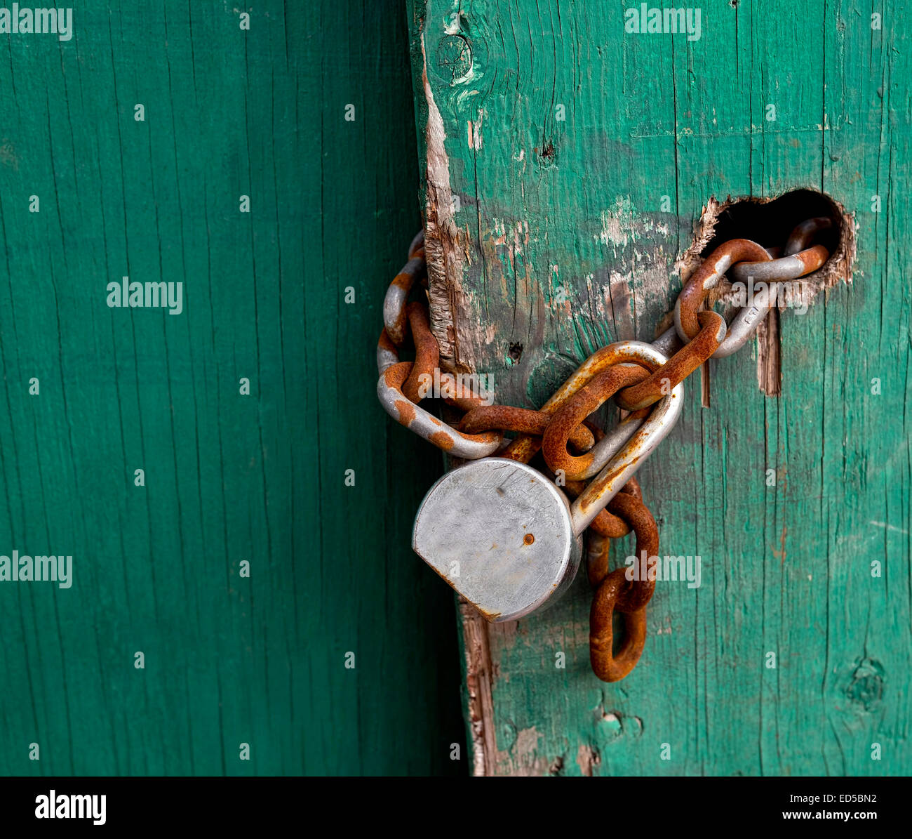 Rostige Kette und Pad-Sperre mit Platz für Ihren Typ. Stockfoto