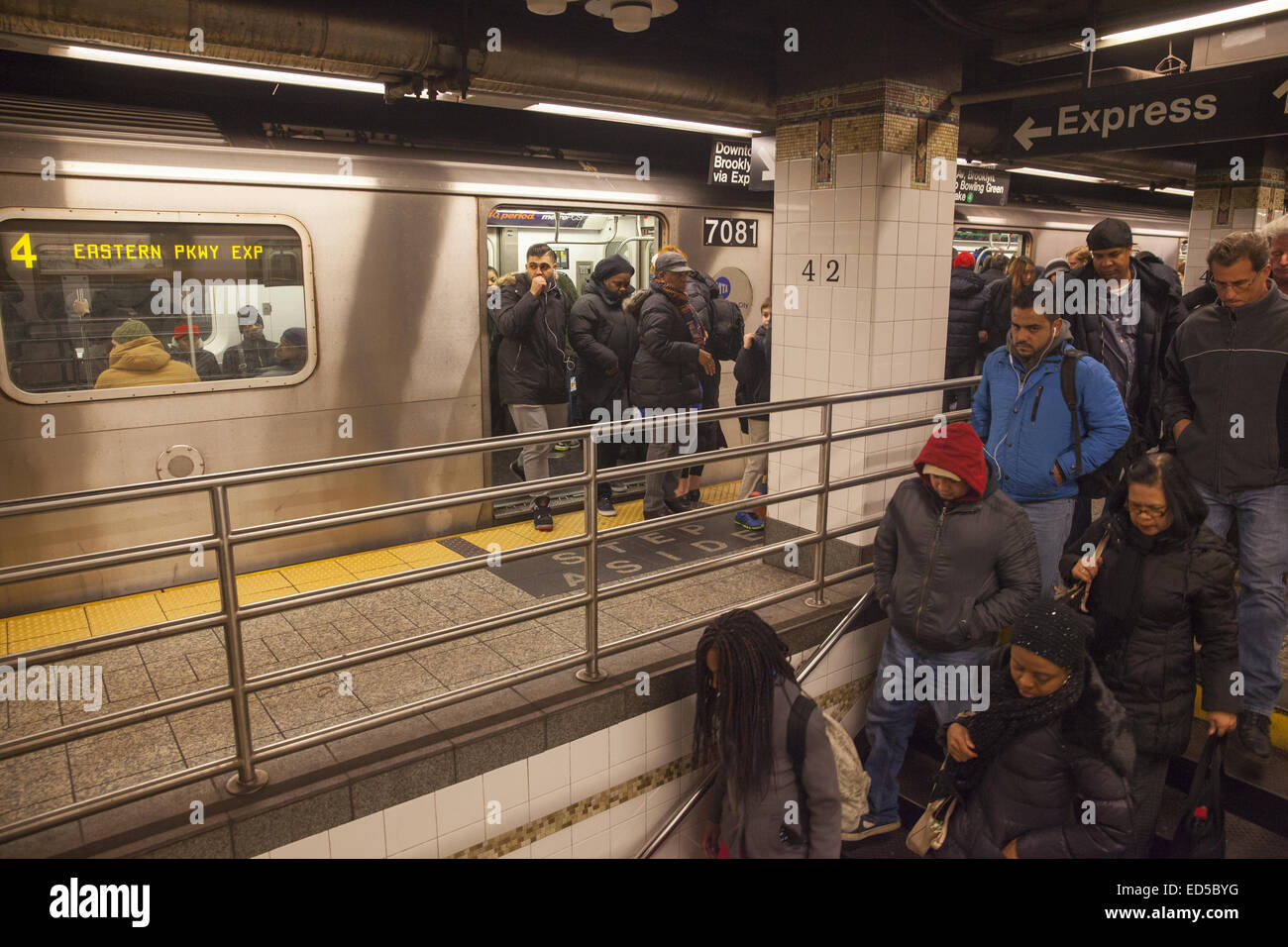 U-Bahn-Fahrer an der 42nd St. Station auf der Lexington-Linie in Manhattan an der Feierabendverkehr. Stockfoto