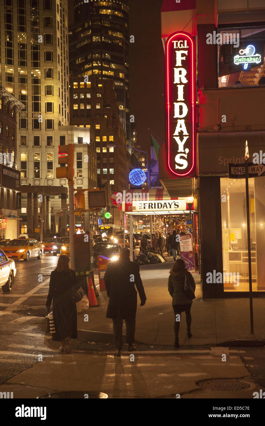 Menschen auf der Straße nach der Arbeit am 56. St. & Lexington Avenue in New York City. Stockfoto