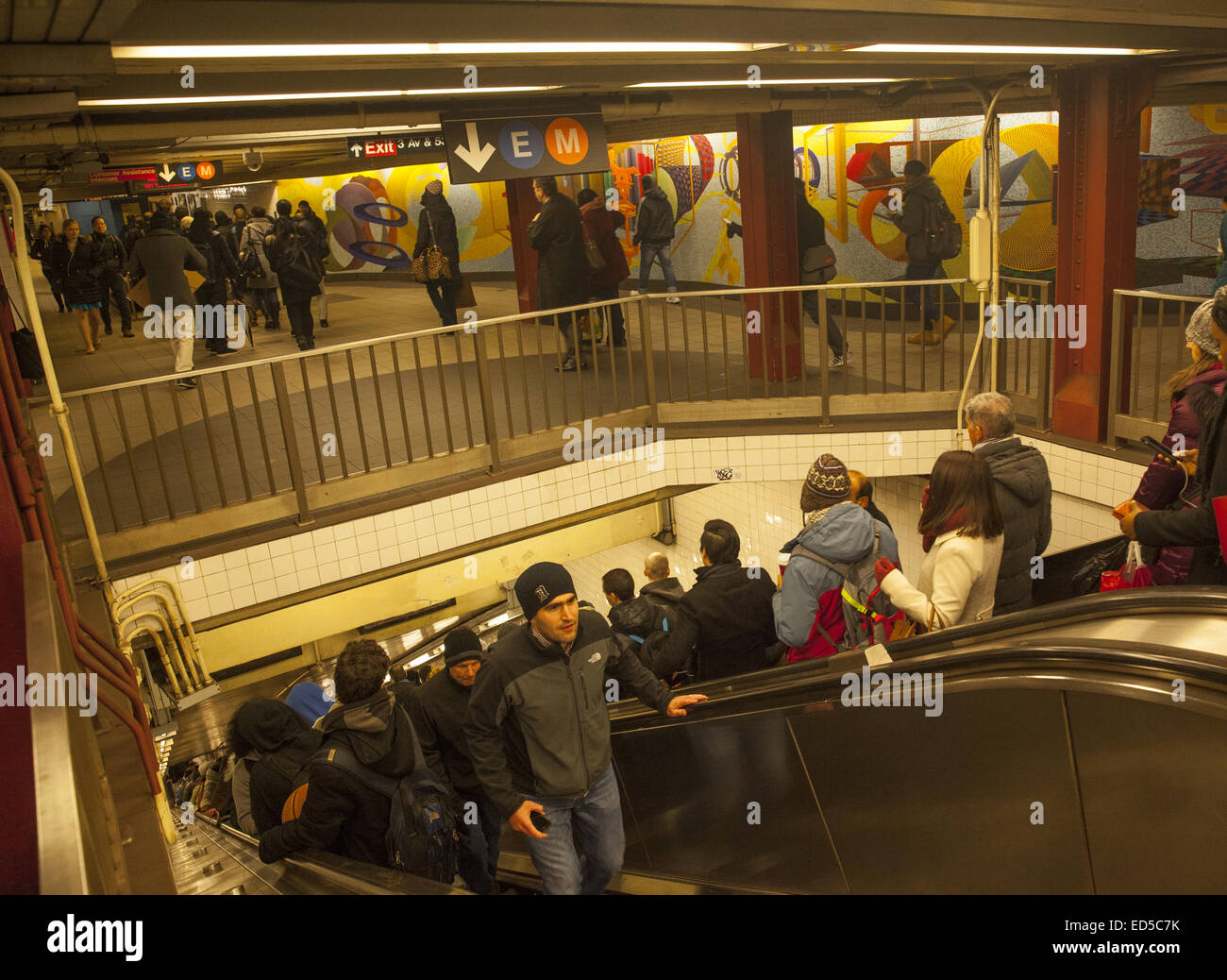 U-Bahn-Fahrer an der 51st St. Station auf der Lexington-Linie in Manhattan an der Feierabendverkehr. Stockfoto