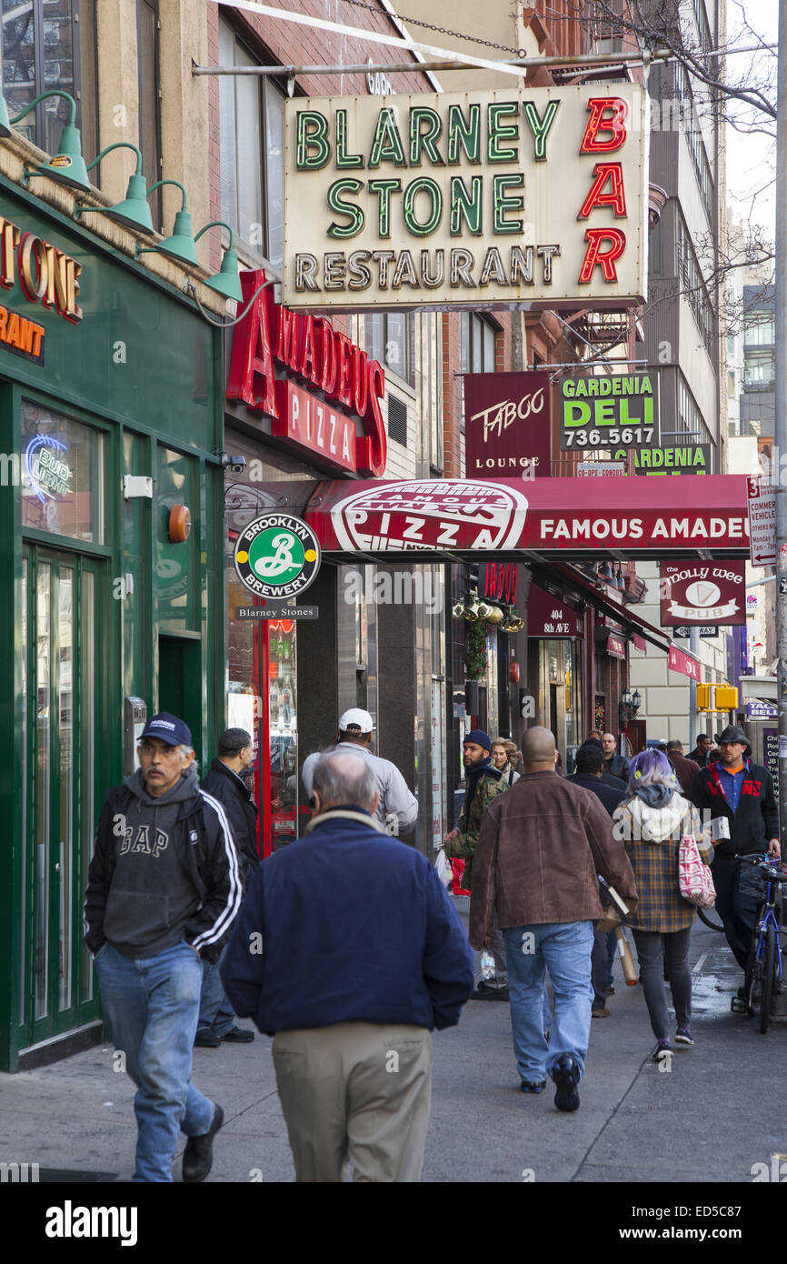 Die Menschen gehen entlang der 8th Avenue in Midtown Manhattan, NYC. Stockfoto