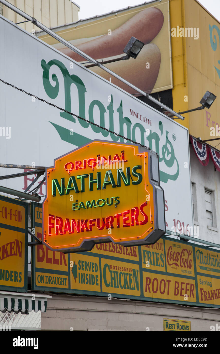 Außerhalb des Originals's Nathan berühmt für seine Würstchen auf Coney Island, Brooklyn, NY. Stockfoto