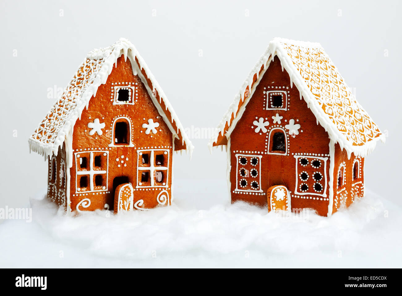 Die handgefertigten essbare Lebkuchenhäuser und Schnee-Dekoration Stockfoto