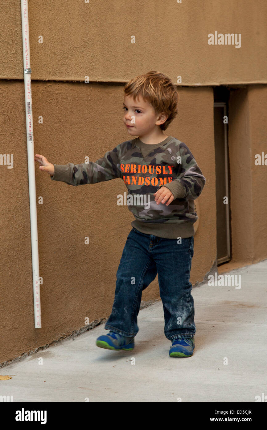 2 Jahre alten Jungen zu Fuß. Stockfoto