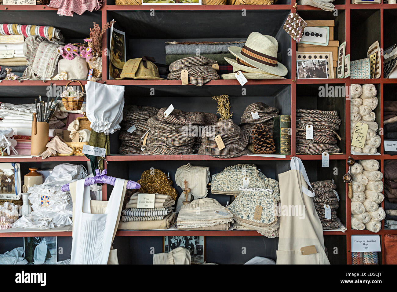 Hüte und Kurzwaren im Shop Blists Hill viktorianischen Stadt, Ironbridge, Shropshire, England, UK Stockfoto